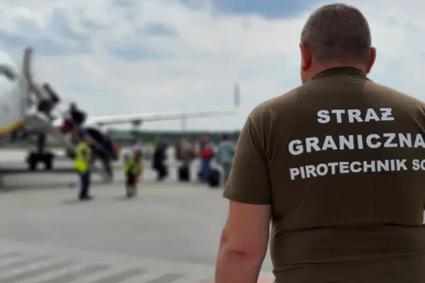 Żart o kałasznikowie na lotnisku – mandat i wycofanie z lotu