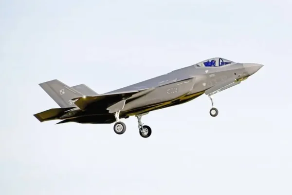 F-35 Husarz i F-16 przeleciały nad Łodzią w drodze do Łasku