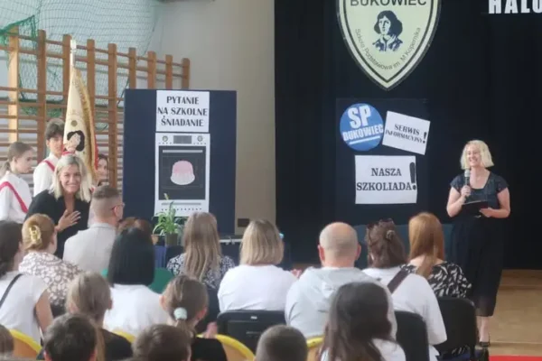 Święto Szkoły w Brojcach: Uczniowie klas 5a i 5b zachwycili przedstawieniem
