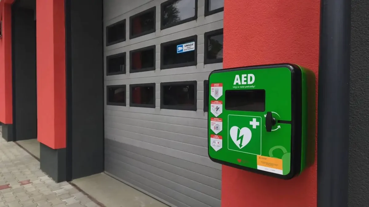 Trzy nowe defibrylatory AED w gminie Rzgów – gdzie są zamontowane?