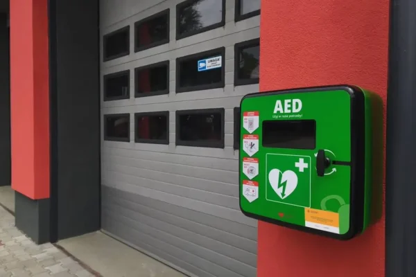 Trzy nowe defibrylatory AED w gminie Rzgów – gdzie są zamontowane?