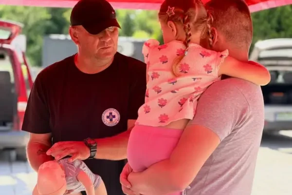 Policjanci i WOPR uczyli kierowców pierwszej pomocy w Strzałkowie