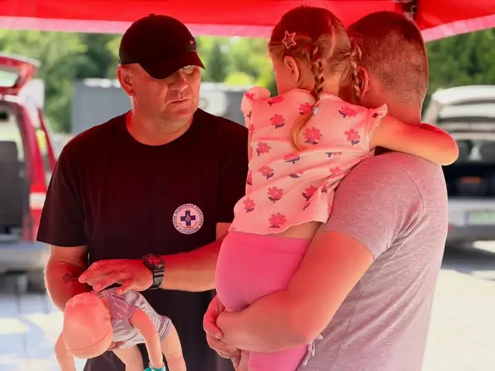 Policjanci i WOPR uczyli kierowców pierwszej pomocy w Strzałkowie