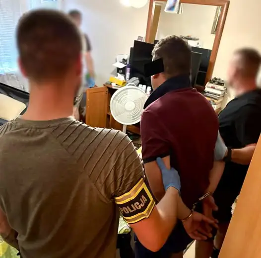 Poszukiwany listem gończym ukrył się za firanką – zatrzymanie w Łodzi