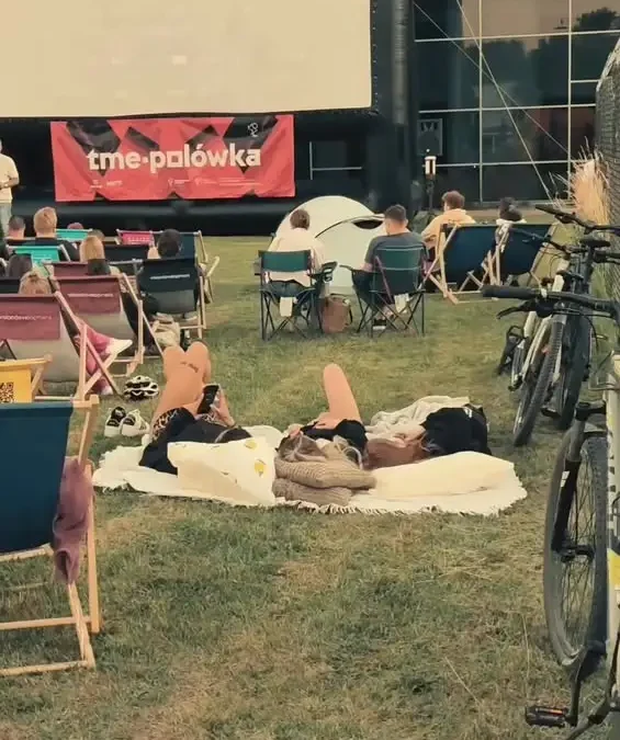 Inauguracja lotów na Majorkę i kino letnie na lotnisku – udane połączenie