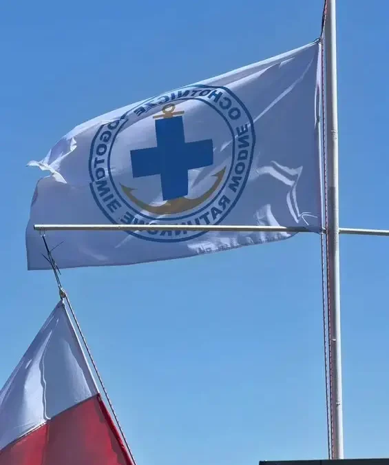 Policjanci z Radomska promują bezpieczne wakacje nad wodą