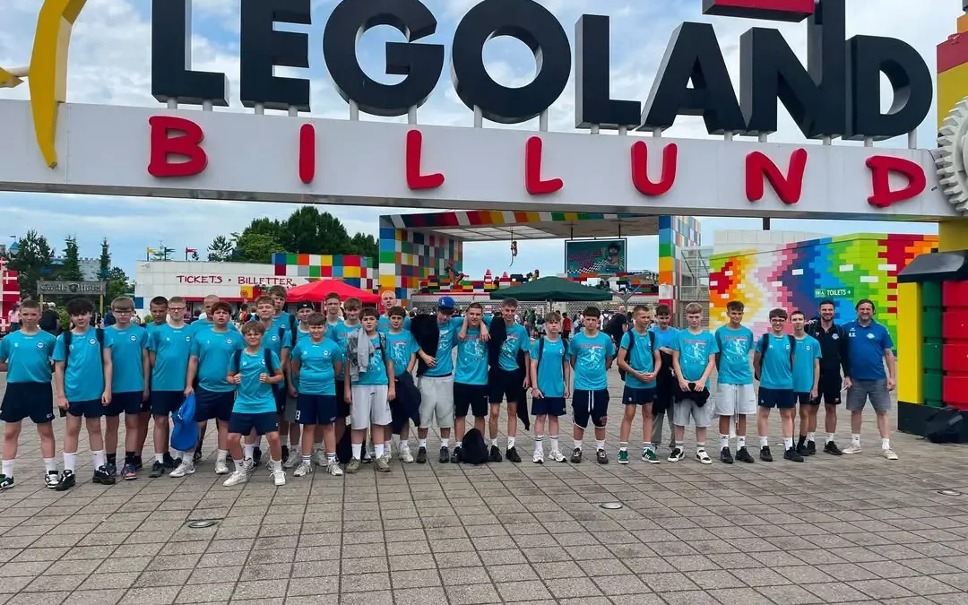 Młodzi piłkarze z UKS Anilana w drodze do Danii – wizyta w Legolandzie i sportowe wyzwania