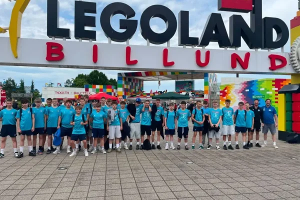Młodzi piłkarze z UKS Anilana w drodze do Danii – wizyta w Legolandzie i sportowe wyzwania