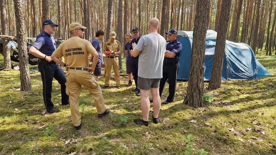 Policja i straż pożarna kontrolują obóz harcerski w Drzewocinach