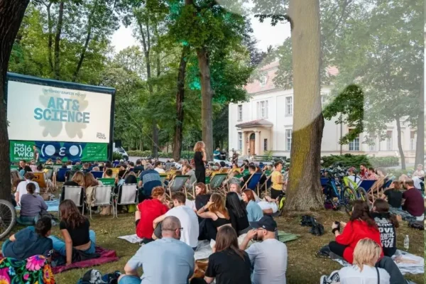 Kino pod chmurką w Pałacu Biedermanna – letnie seanse z UniLodz i TME Polówka