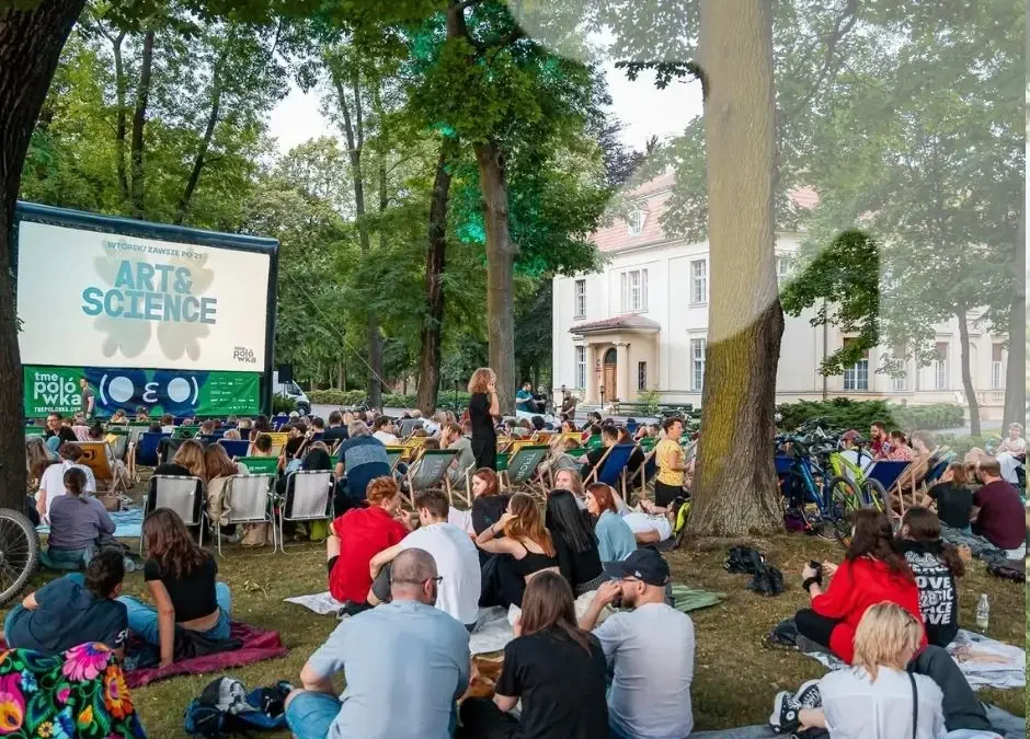 Kino pod chmurką w Pałacu Biedermanna – letnie seanse z UniLodz i TME Polówka