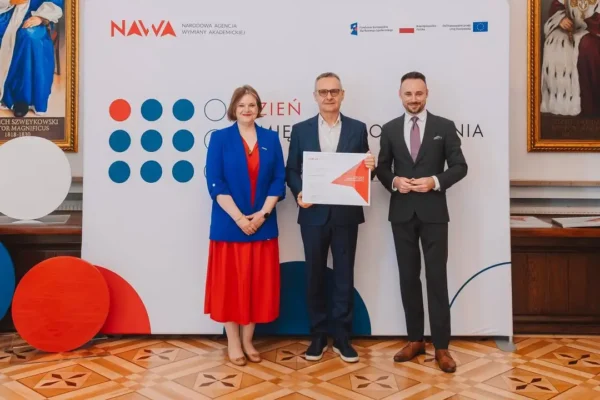 Uniwersytet Łódzki po raz trzeci z rzędu z akredytacją NAWA na kursy przygotowawcze