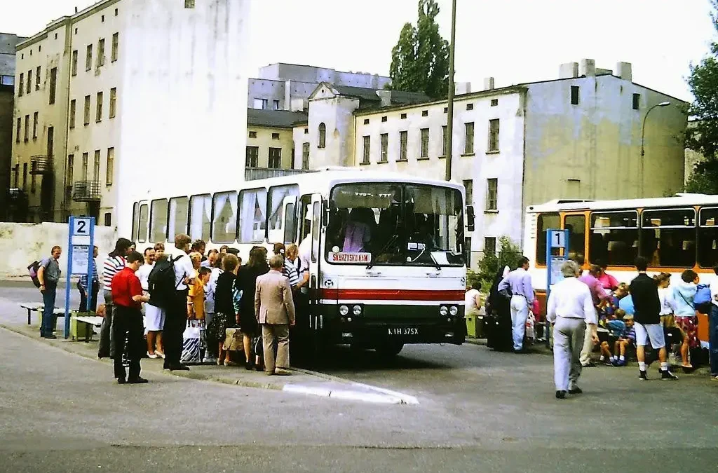 Wakacyjne oblężenie dworca Centralnego w Łodzi – historia i wspomnienia