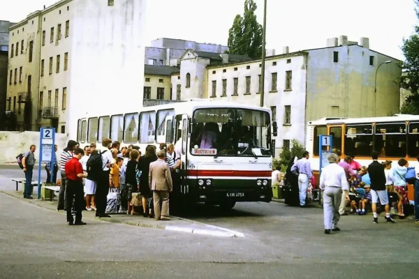 Wakacyjne oblężenie dworca Centralnego w Łodzi – historia i wspomnienia