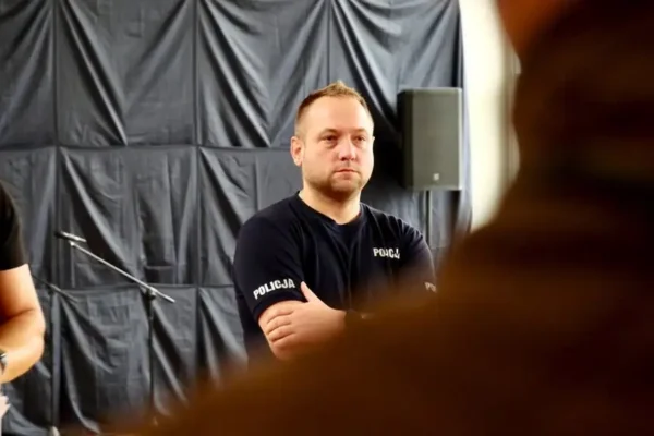 Policjant wszedł na dach i uratował 14-latkę w kryzysie emocjonalnym
