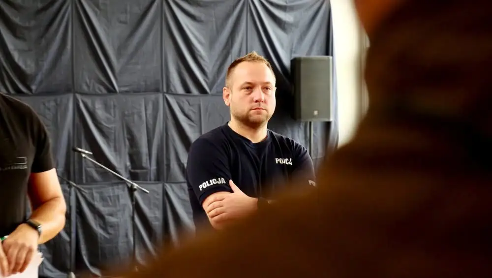 Policjant wszedł na dach i uratował 14-latkę w kryzysie emocjonalnym