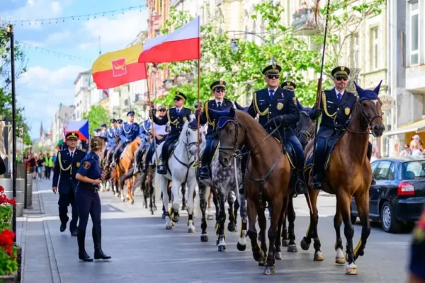 Konna parada na Piotrkowskiej z okazji 35-lecia Straży Miejskiej w Łodzi