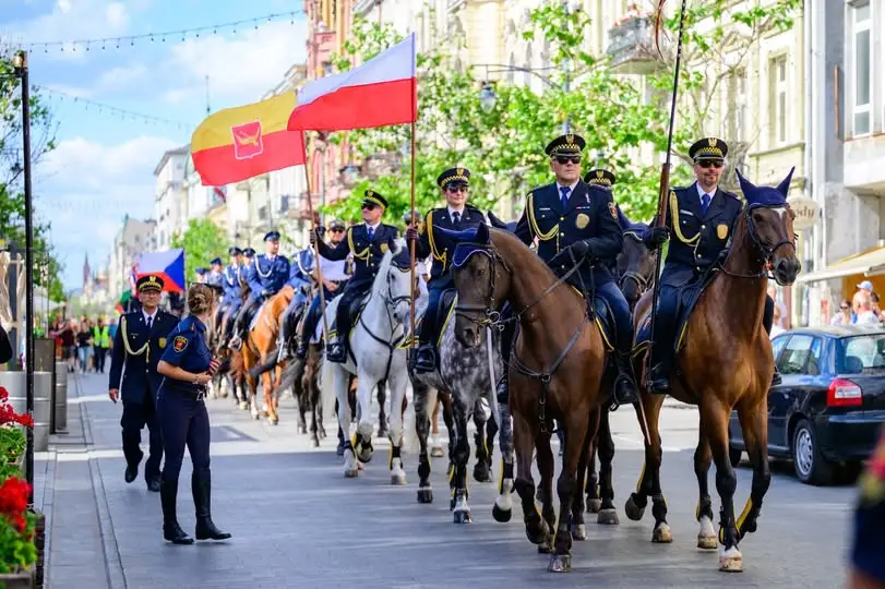 Konna parada na Piotrkowskiej z okazji 35-lecia Straży Miejskiej w Łodzi