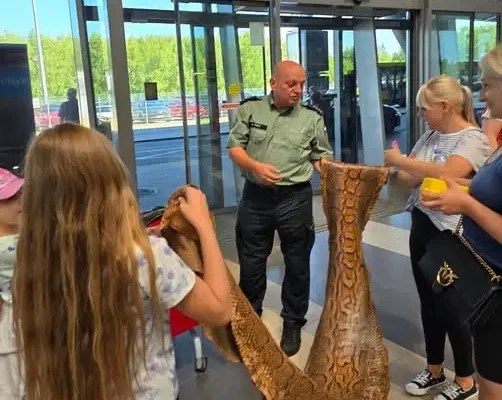 KAS edukuje pasażerów na lotnisku w Łodzi – co można przywozić z wakacji?