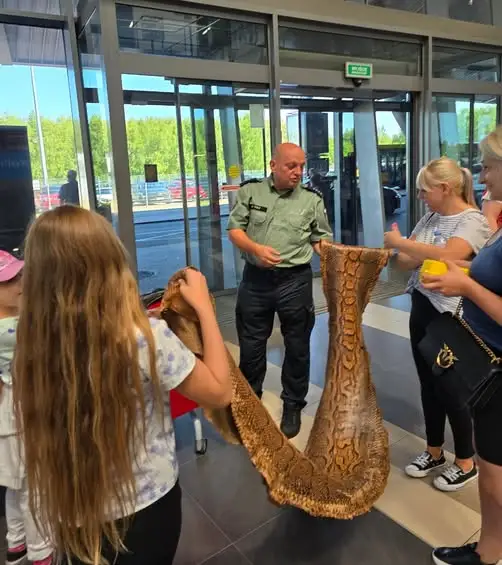 KAS edukuje pasażerów na lotnisku w Łodzi – co można przywozić z wakacji?