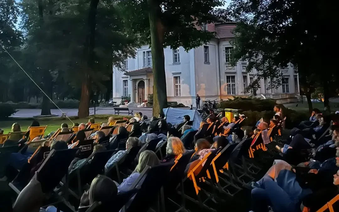 Plenerowe kino w Łodzi: „Gdzie śpiewają raki” w parku Pałacu Biedermanna