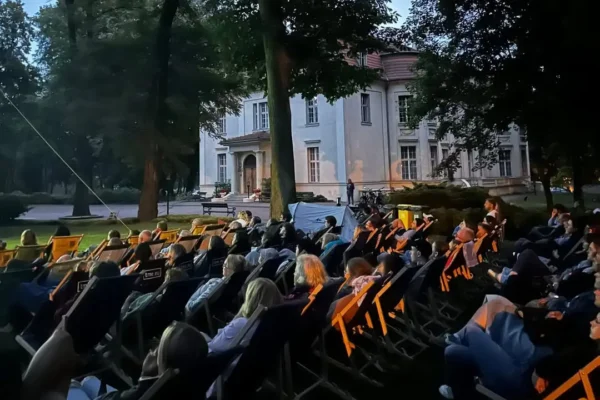 Plenerowe kino w Łodzi: „Gdzie śpiewają raki” w parku Pałacu Biedermanna