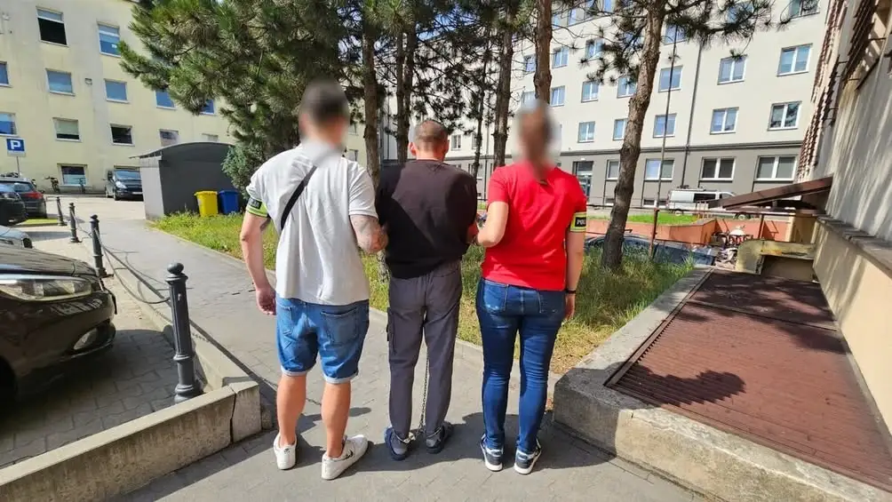 Zarzuty dla mężczyzny, który strzelał z wiatrówki i groził nożem na Górnej