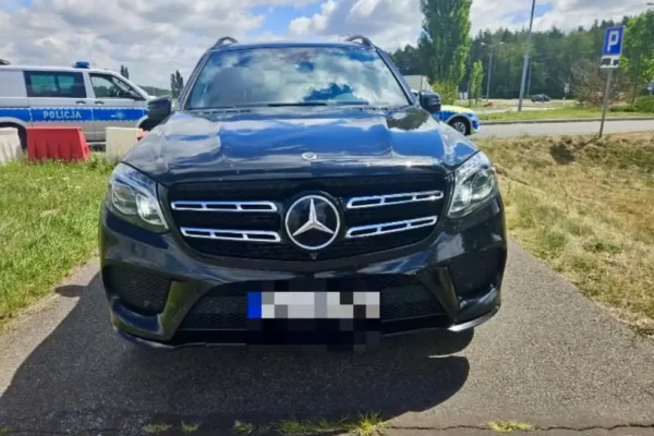 Poddębiccy policjanci odzyskali Mercedesa skradzionego w Niemczech