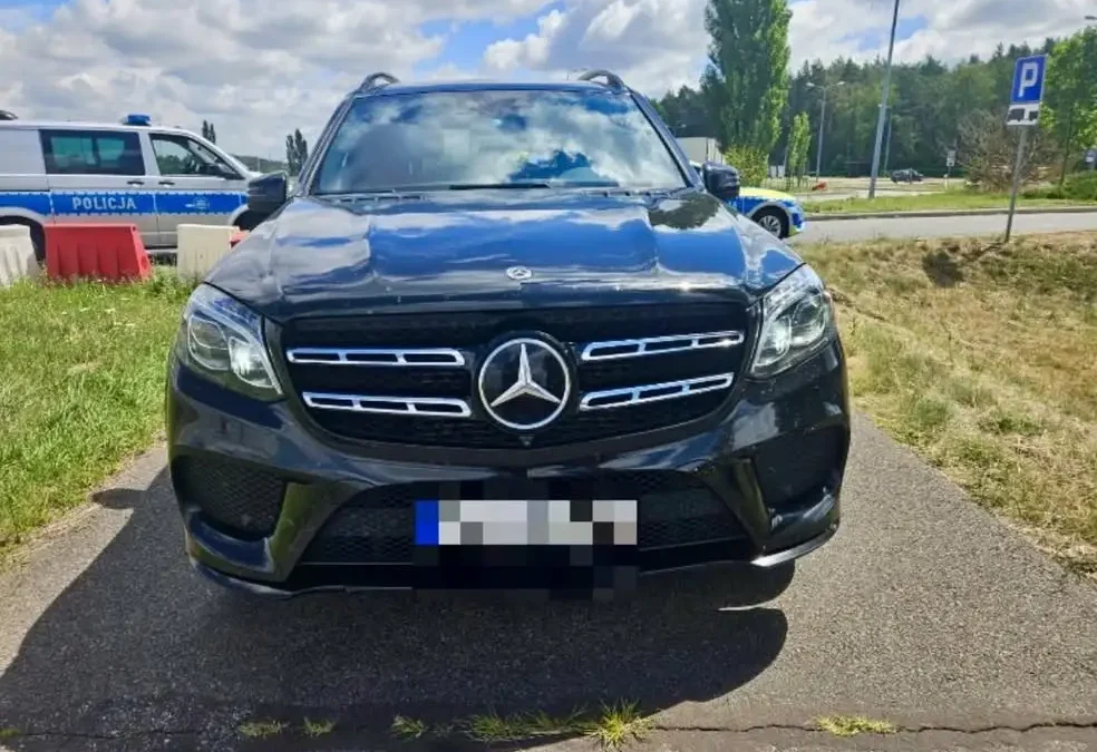 Poddębiccy policjanci odzyskali Mercedesa skradzionego w Niemczech