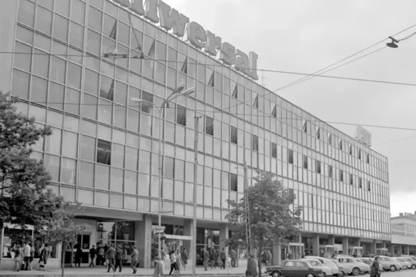 21 lipca 1962 roku rozpoczęto budowę pierwszego domu handlowego w Łodzi – Uniwersalu