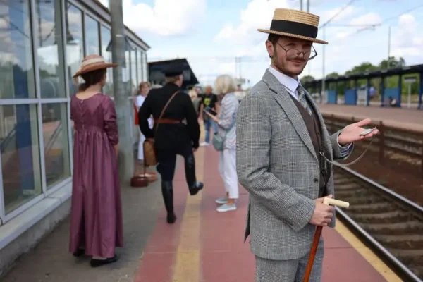 Nowe wagony ŁKA przejechały przez Koluszki. Na peronie historyczne powitanie
