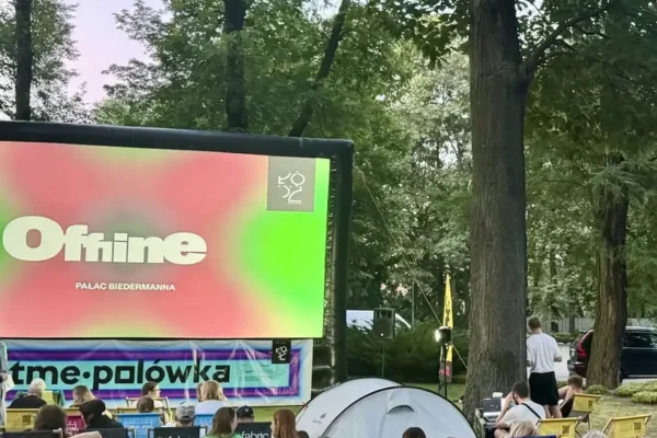 Dziś wieczorem plenerowe kino w Pałacu Biedermanna – „Cast Away” za darmo