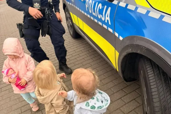 Policjanci odwiedzili dzieci w Klubie Dziecięcym Albicja w Koluszkach