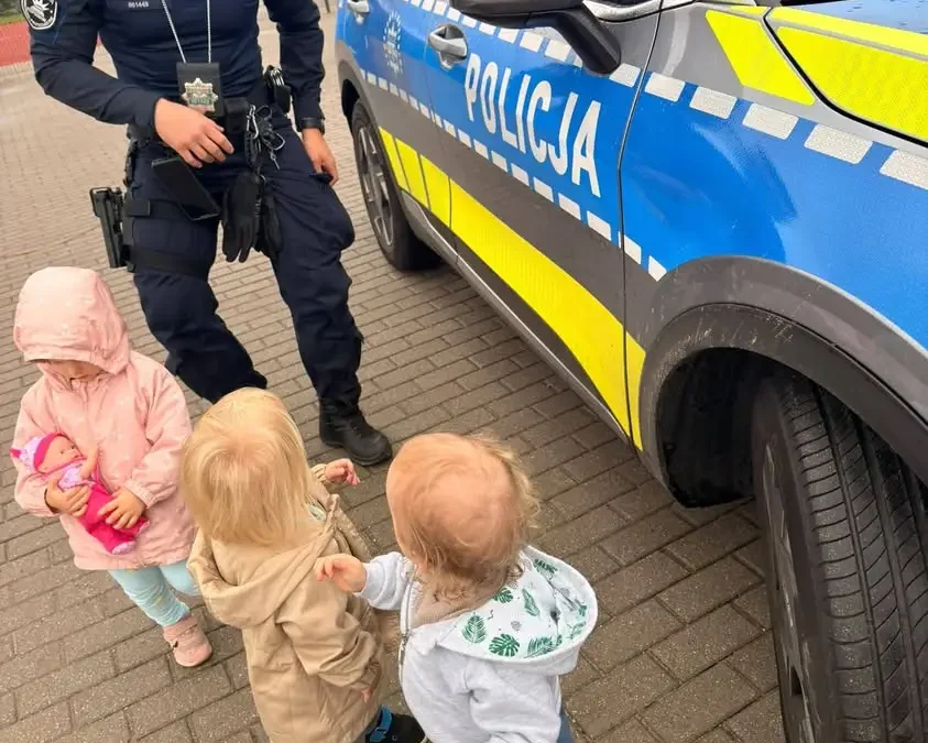 Policjanci odwiedzili dzieci w Klubie Dziecięcym Albicja w Koluszkach