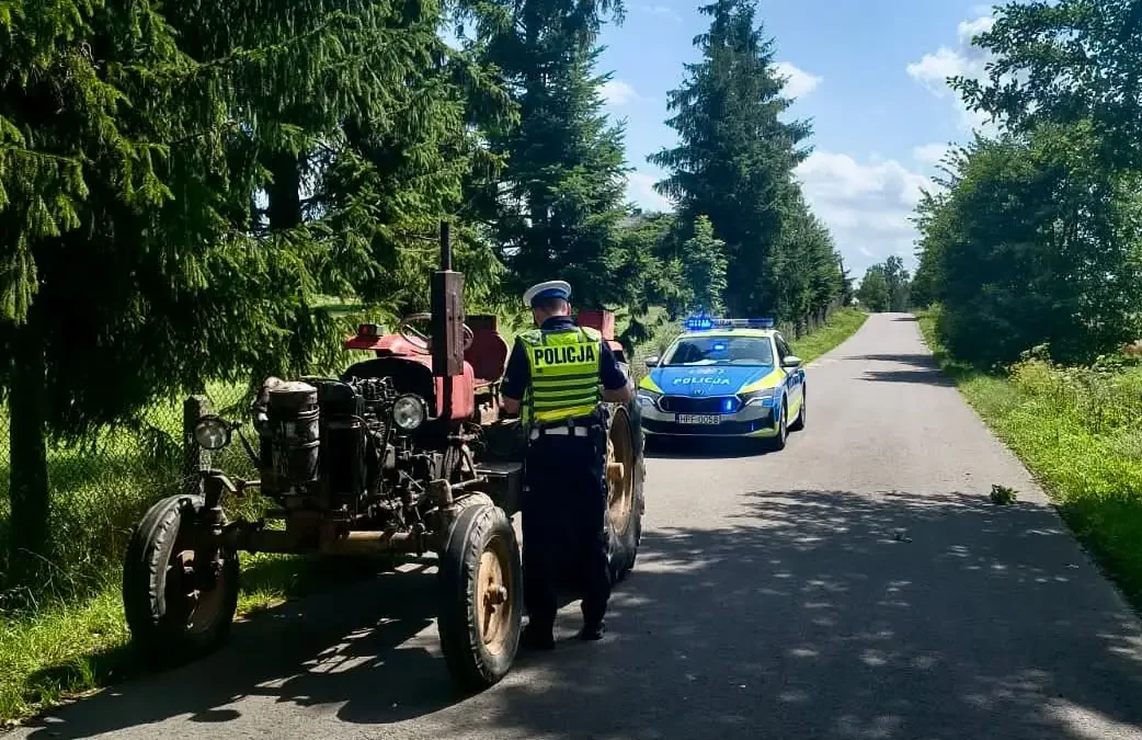 57-latek uciekał przed policją ciągnikiem rolniczym. Był pijany i nie miał prawa jazdy
