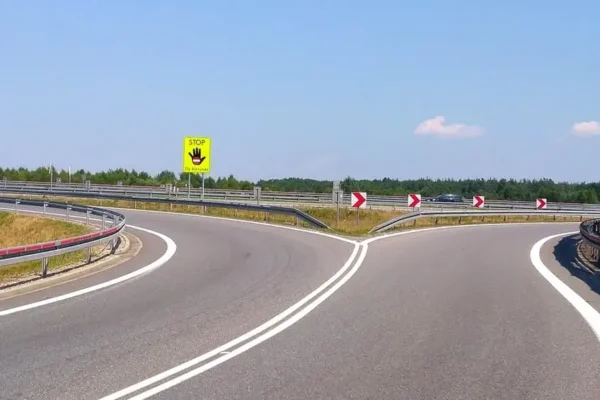 Obywatel Kolumbii jechał rowerem po autostradzie A1. Pomogli mu policjanci z Piotrkowa