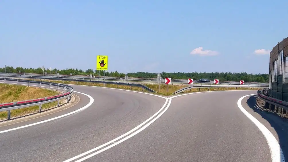 Obywatel Kolumbii jechał rowerem po autostradzie A1. Pomogli mu policjanci z Piotrkowa