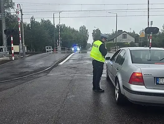 Policja i SOK edukują kierowców na przejazdach kolejowych w Bobrownikach