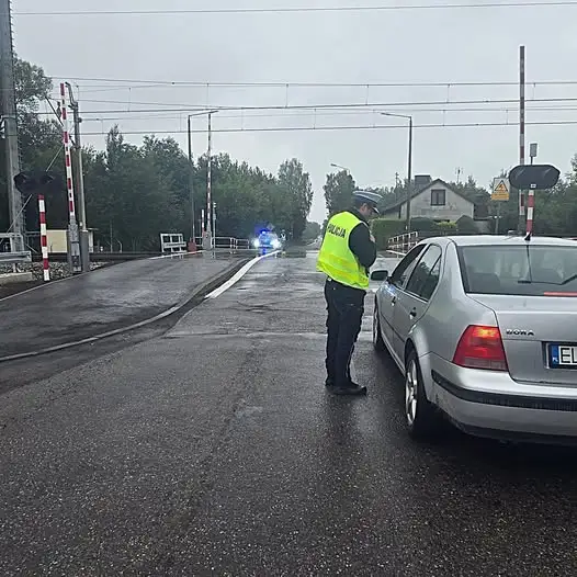 Policja i SOK edukują kierowców na przejazdach kolejowych w Bobrownikach