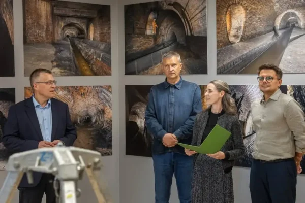 Wernisaż „Podziemnej Łodzi” za nami – wystawa fotografii dr. Pawła Hikisza w Galerii Wozownia 1/5