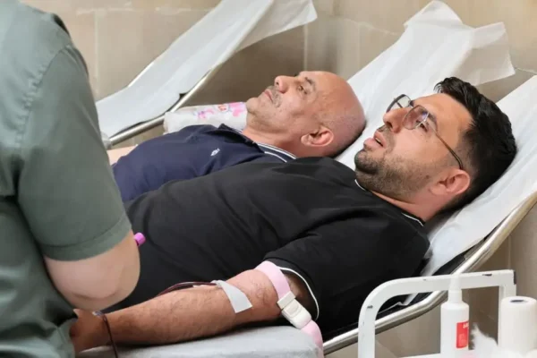 Uwaga na tłuste jedzenie przed oddaniem krwi – grozi lipemią