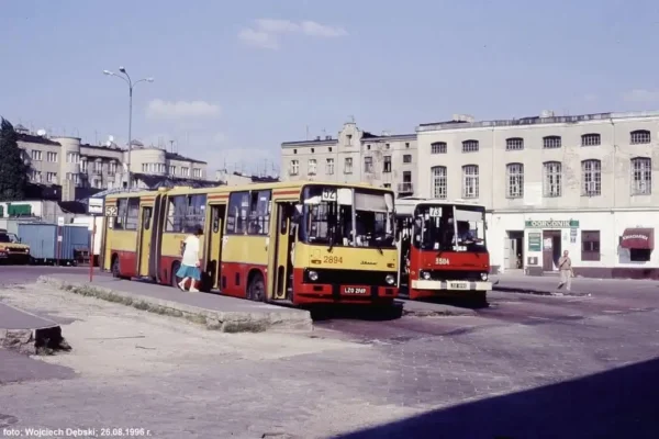 Historia placu Barlickiego w Łodzi: od targowiska po krańcówkę autobusową