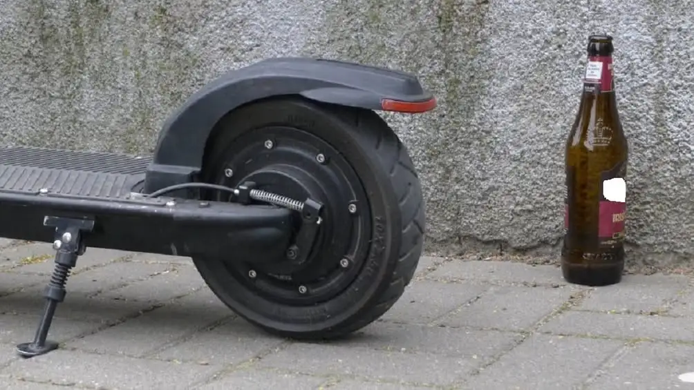19-latka pijana na hulajnodze w Zduńskiej Woli. Mandat 4100 zł