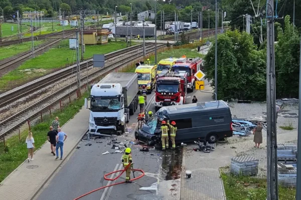 Poważny wypadek przy wiadukcie w Koluszkach – ruch zablokowany