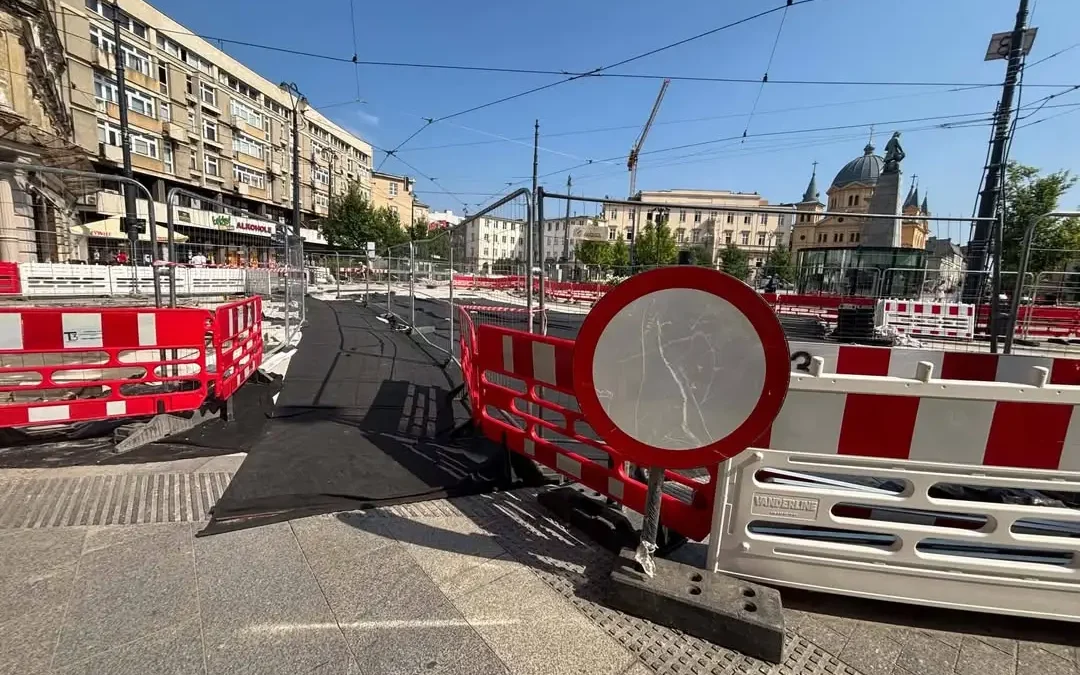 Remont Placu Wolności w Łodzi: wybrzuszenia znikną w dwa tygodnie