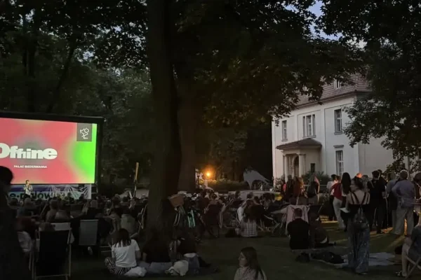 Dwa filmowe wieczory pod chmurką w Pałacu Biedermanna – ostatnie seanse w tym sezonie