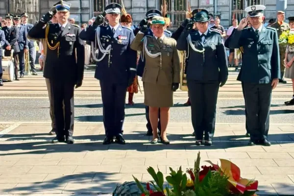Święto Wojska Polskiego: Komendant Wojewódzki Policji w Łodzi wśród uczestników uroczystości