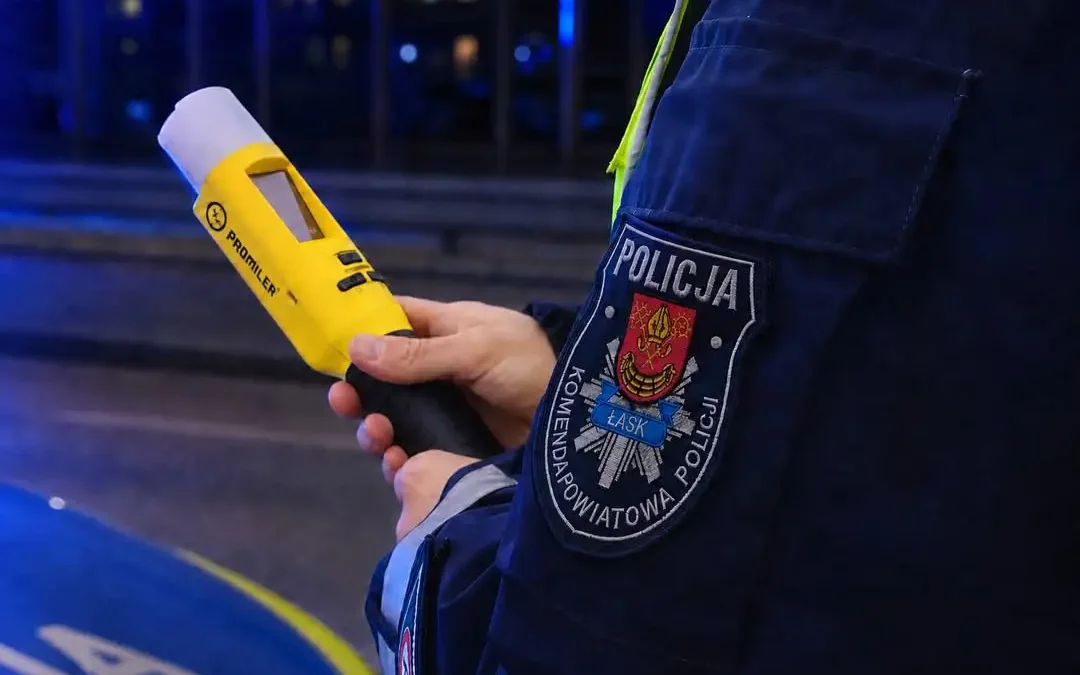Nietrzeźwy kierowca z cofniętymi uprawnieniami zatrzymany w Łasku