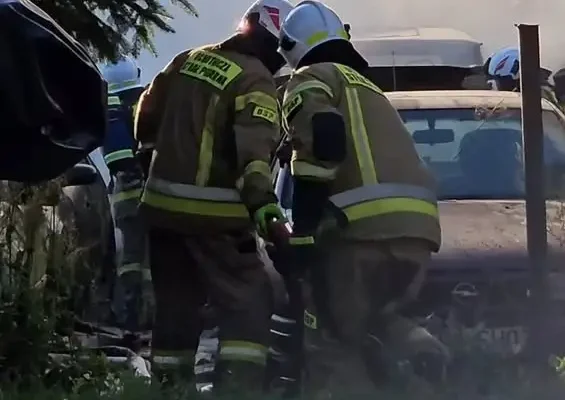 Pożar składu samochodów w Rożdżałach – trwa akcja gaśnicza