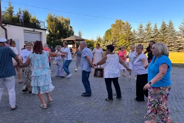 Potańcówka w Rzgowie połączyła pokolenia – wspólna zabawa przy sali OSP